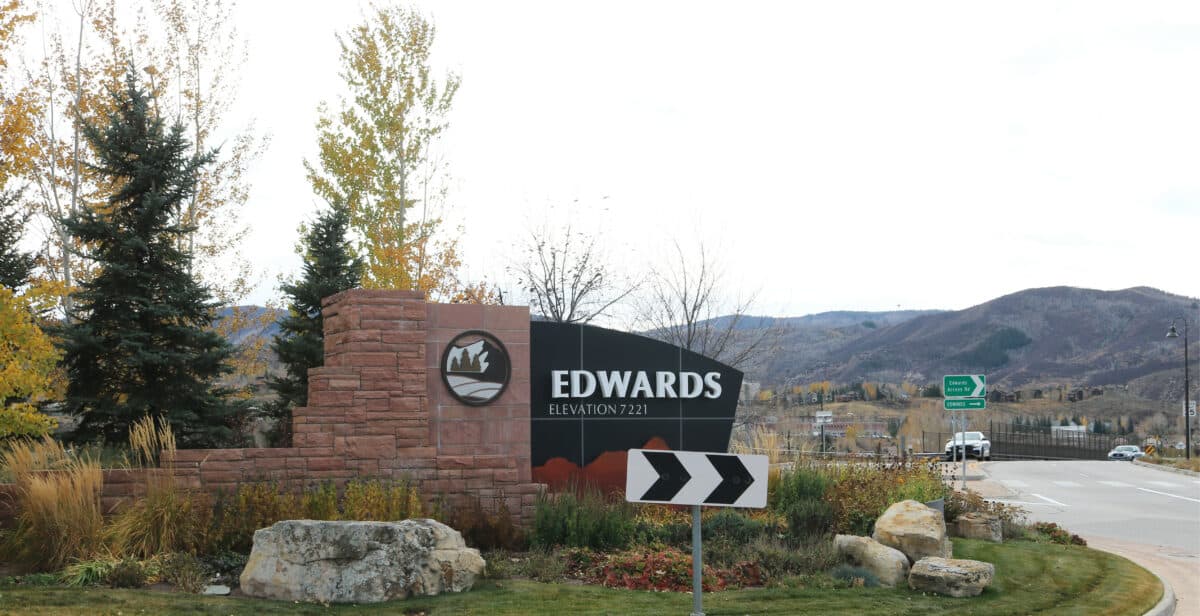 photo of edwards welcome sign
