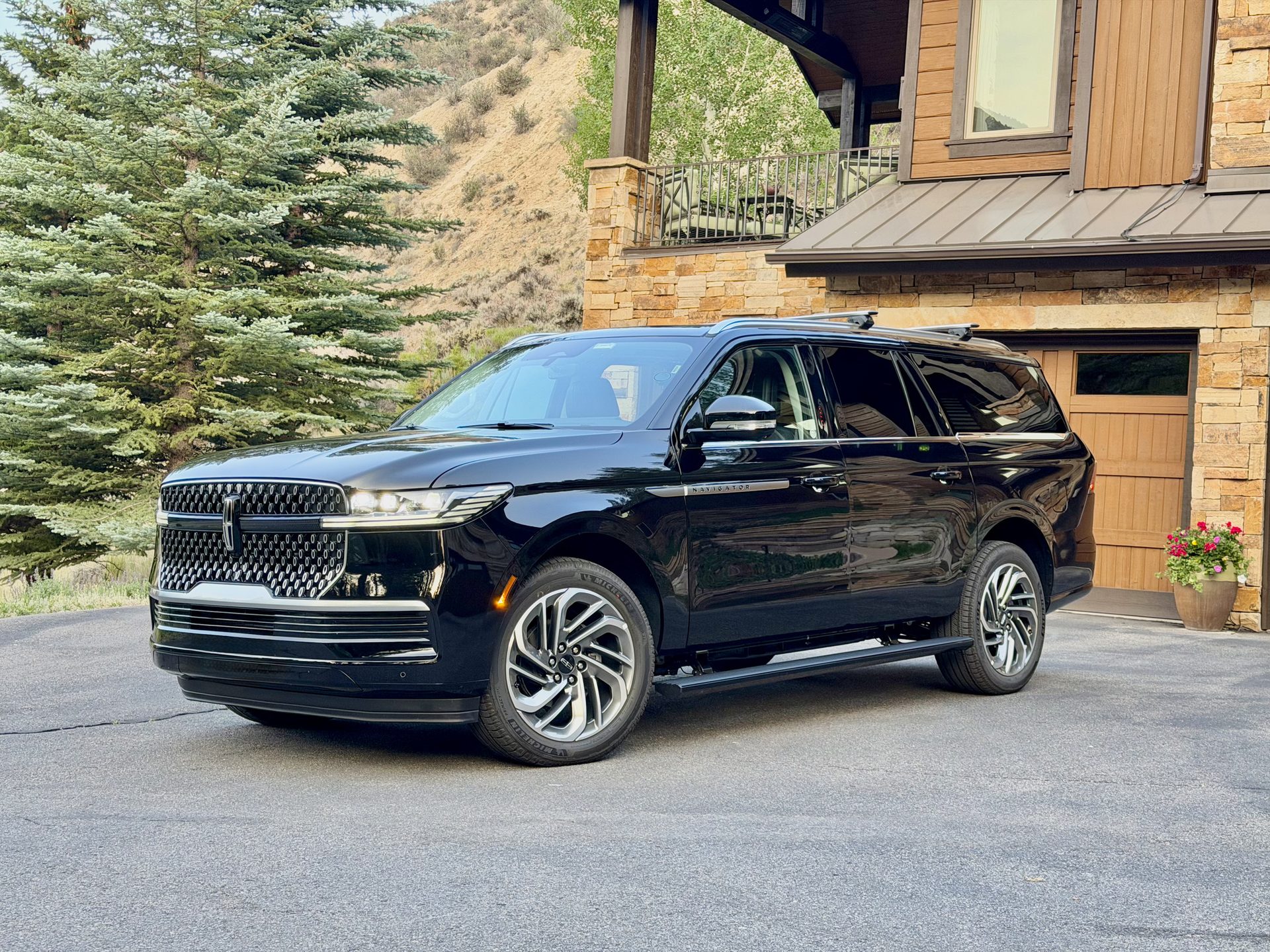 Black Lincoln Navigator L at a Vail Valley mountain lodge for private airport transfers to Edwards.